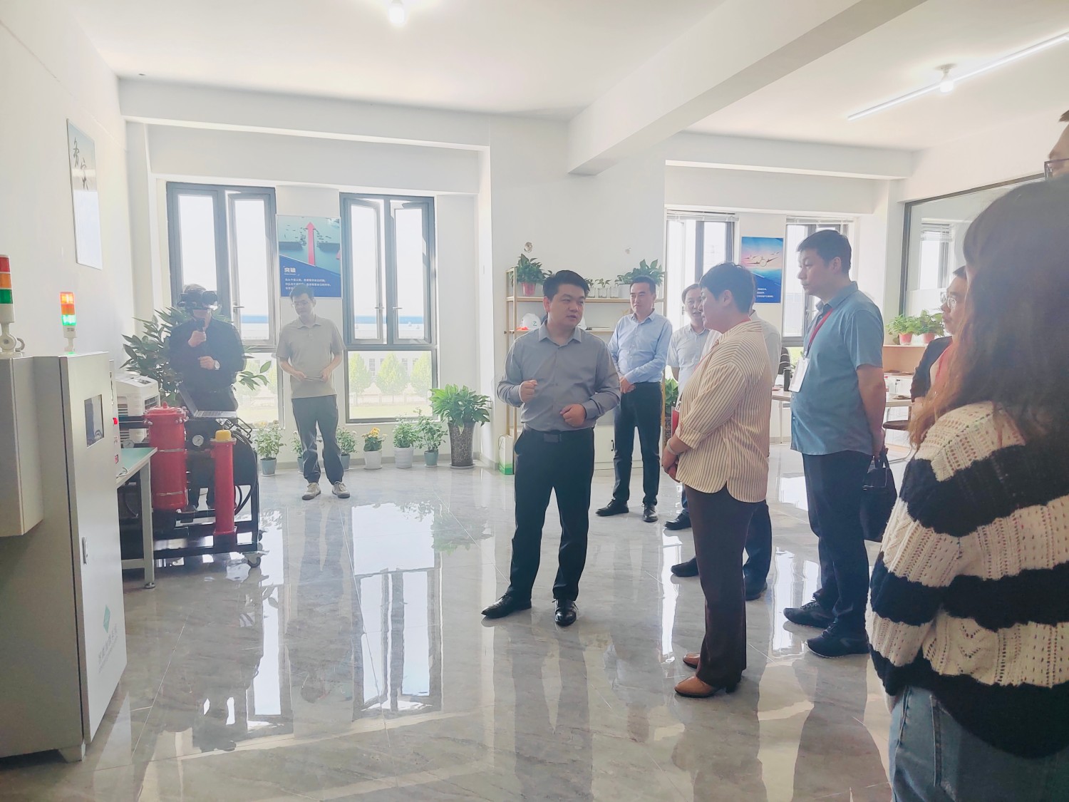 西工區(qū)人大常委會(huì)主任李文波帶領(lǐng)洛陽市人大調(diào)研團(tuán)及區(qū)人大常委會(huì)科技創(chuàng)新專項(xiàng)監(jiān)督組來我單位指導(dǎo)調(diào)研