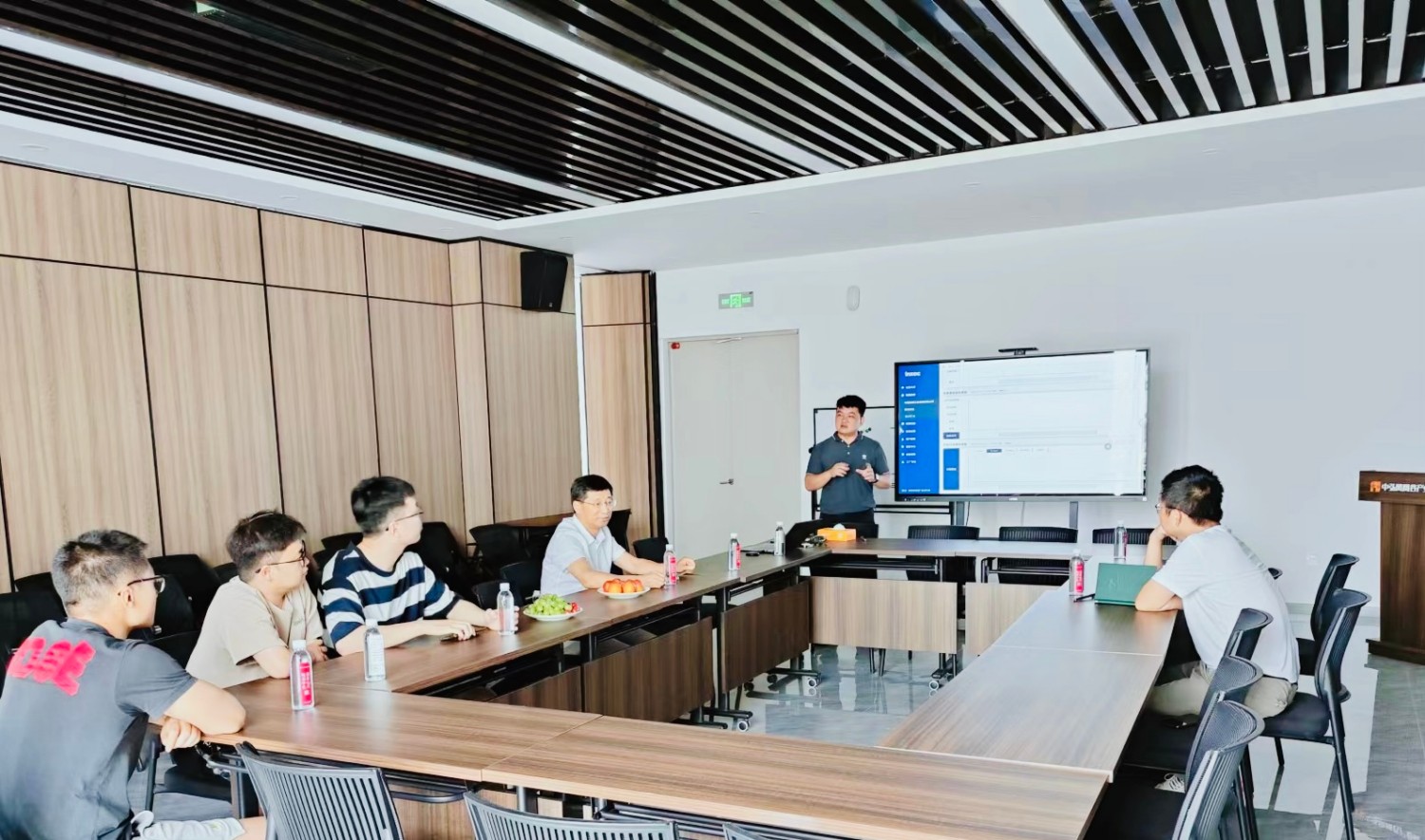 河南科技大學(xué)信息工程學(xué)院鄭副院長帶領(lǐng)其團(tuán)隊(duì)至我司就智能潤滑數(shù)據(jù)處理開展技術(shù)合作交底會(huì)
